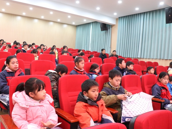 参加活动学生.JPG
