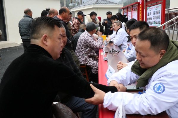 细心诊治.JPG