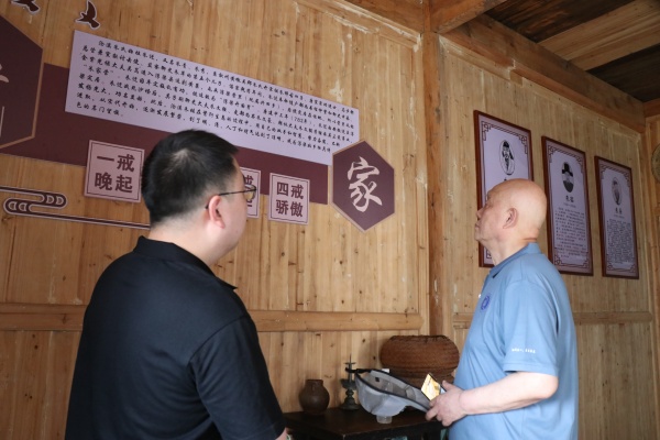 参观家风馆_副本.jpg