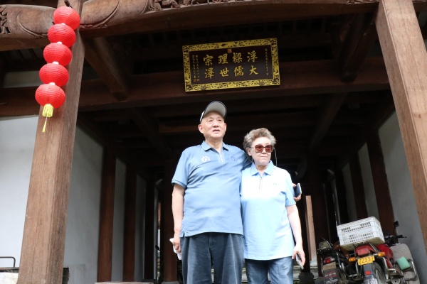 朱景德夫妇参观宗祠_副本.jpg