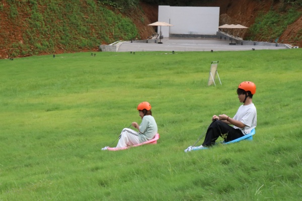 青年滑草.JPG