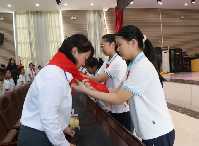 给领导佩戴红领巾.JPG