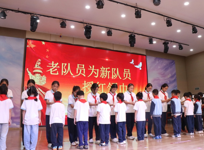 为新队员戴红领巾.JPG