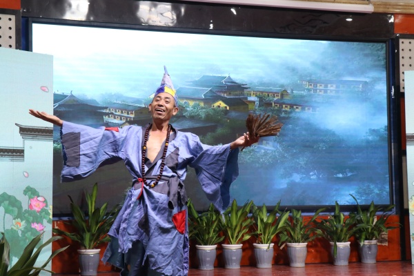 1791703532476166.jpg 扮演济公唱歌.JPG