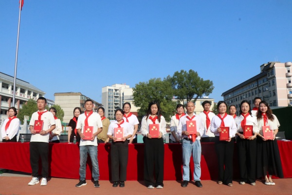 1791798037947295.jpg 颁发聘书.JPG