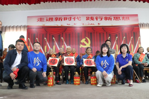 发放礼品.JPG