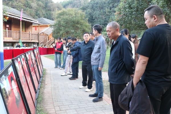 1792805677281619.jpg 道德模范与身边好人展板.JPG
